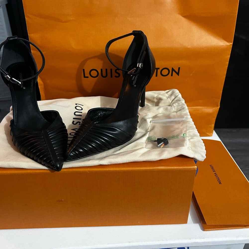 Louis Vuitton Black Elegant Heels